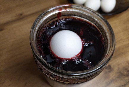 Фото шага рецепта Пасхальные яйца окрашенные в каркаде и куркуме 189039 шаг 4  