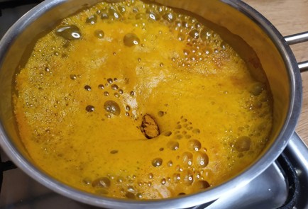 Фото шага рецепта Пасхальные яйца окрашенные в каркаде и куркуме 189039 шаг 5  