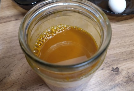 Фото шага рецепта Пасхальные яйца окрашенные в каркаде и куркуме 189039 шаг 6  