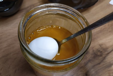 Фото шага рецепта Пасхальные яйца окрашенные в каркаде и куркуме 189039 шаг 7  