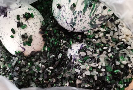 Фото шага рецепта Пасхальные яйца окрашенные в рисе 176233 шаг 10  