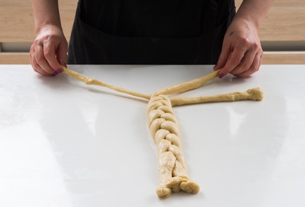 Фото шага рецепта Пасхальный пирог с творогом и изюмом 152145 шаг 10  