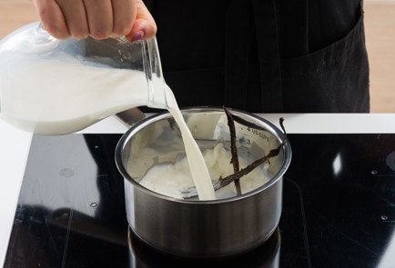 Фото шага рецепта Пасхальный пирог с творогом и изюмом 152145 шаг 2  