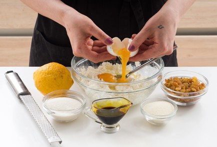 Фото шага рецепта Пасхальный пирог с творогом и изюмом 152145 шаг 8  