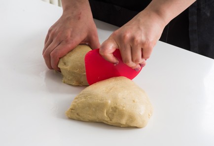 Фото шага рецепта Пасхальный пирог с творогом и изюмом 152145 шаг 9  