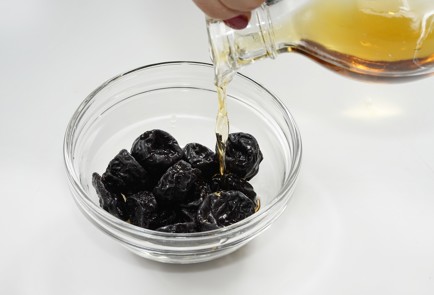 Фото шага рецепта Паштет из куриной печени с коньяком и черносливом 152790 шаг 2  