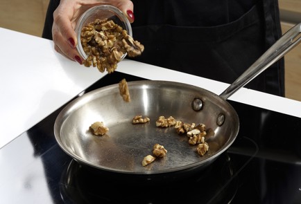 Фото шага рецепта Паштет из куриной печени с морковью и орехами 152789 шаг 2  