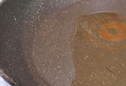 Фото шага рецепта Паштет из куриной печени с яблоками на сковороде 190605 шаг 1  