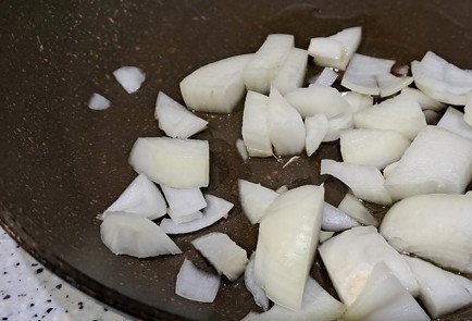 Фото шага рецепта Паштет из куриной печени с яблоками на сковороде 190605 шаг 2  