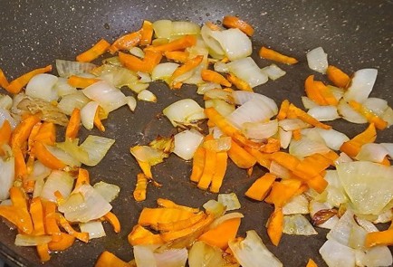 Фото шага рецепта Паштет из куриной печени с яблоками на сковороде 190605 шаг 4  