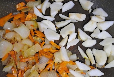 Фото шага рецепта Паштет из куриной печени с яблоками на сковороде 190605 шаг 6  