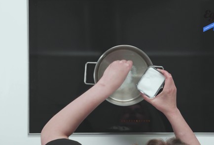 Фото шага рецепта Паста аля карбонара с сосисками 173858 шаг 1  