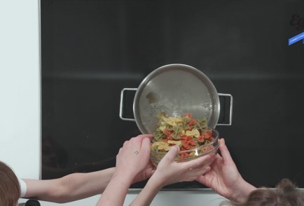 Фото шага рецепта Паста аля карбонара с сосисками 173858 шаг 2  