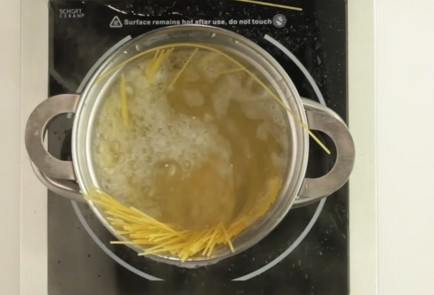 Фото шага рецепта Паста aglio olio e peperoncino 54814 шаг 2