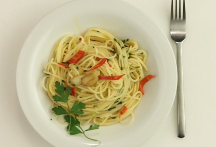 Фото шага рецепта Паста aglio olio e peperoncino 54814 шаг 4
