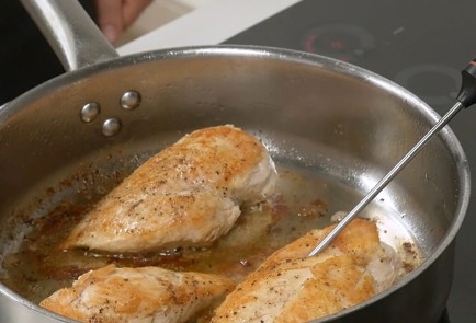 Фото шага рецепта Паста альфредо с курицей 139307 шаг 5  