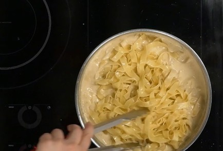 Фото шага рецепта Паста альфредо с курицей 139307 шаг 9  
