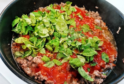 Фото шага рецепта Паста болоньезе со свежим базиликом 140454 шаг 8  