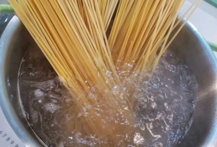 Фото шага рецепта Паста болоньезе со свежим базиликом 140454 шаг 9  