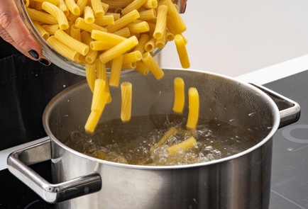 Фото шага рецепта Паста капрезе 186984 шаг 2