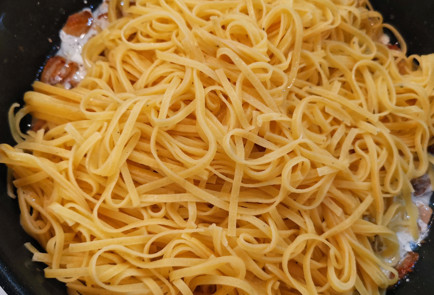 Фото шага рецепта Паста карбонара с трюфелем 151978 шаг 8  