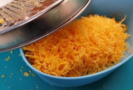 Фото шага рецепта Паста с базиликом и сыром чеддер 176011 шаг 2  