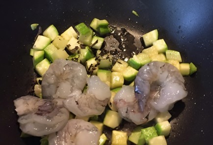 Фото шага рецепта Паста с цукини и креветками 139047 шаг 2  