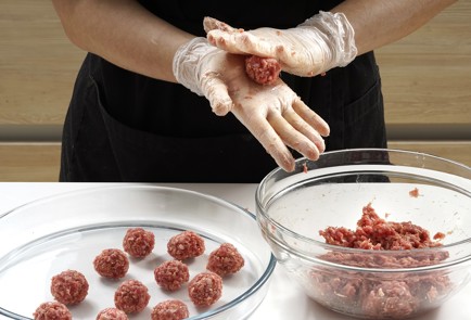 Фото шага рецепта Паста с говяжьими фрикадельками 153119 шаг 3  