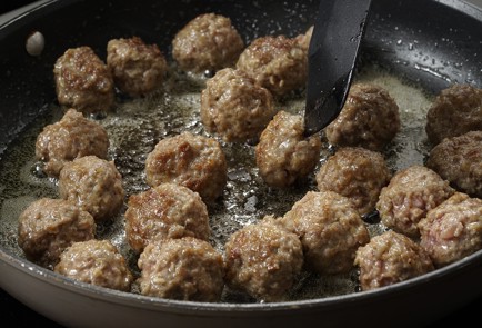 Фото шага рецепта Паста с говяжьими фрикадельками 153119 шаг 4  