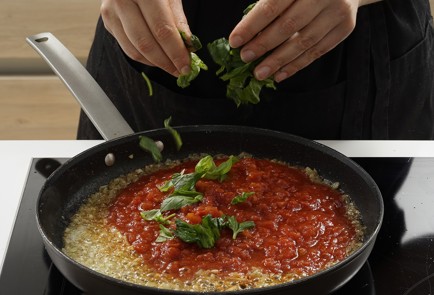 Фото шага рецепта Паста с говяжьими фрикадельками 153119 шаг 7  