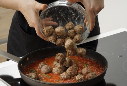 Фото шага рецепта Паста с говяжьими фрикадельками 153119 шаг 8  