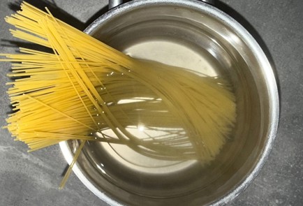 Фото шага рецепта Паста с креветками пармезаном коктейльными томатами и базиликом 189140 шаг 2  