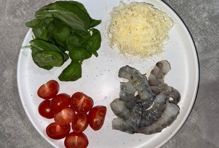 Фото шага рецепта Паста с креветками пармезаном коктейльными томатами и базиликом 189140 шаг 3  