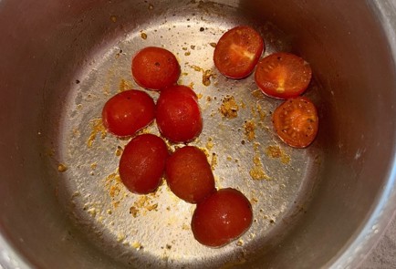 Фото шага рецепта Паста с креветками пармезаном коктейльными томатами и базиликом 189140 шаг 4  