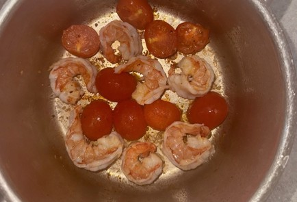 Фото шага рецепта Паста с креветками пармезаном коктейльными томатами и базиликом 189140 шаг 5  