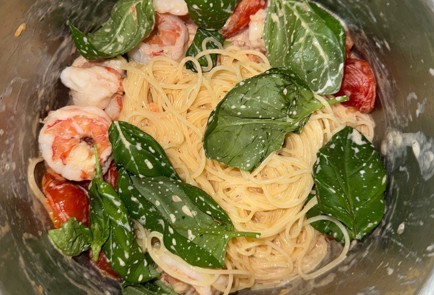 Фото шага рецепта Паста с креветками пармезаном коктейльными томатами и базиликом 189140 шаг 6  