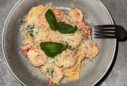 Фото шага рецепта Паста с креветками пармезаном коктейльными томатами и базиликом 189140 шаг 7  