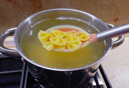 Фото шага рецепта Паста с креветками в сливочном соусе с зеленым горошком 187923 шаг 6  