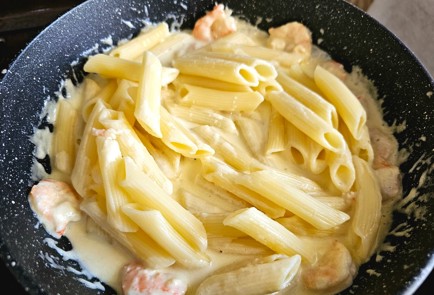 Фото шага рецепта Паста с креветками в сливочном соусе 188656 шаг 10  