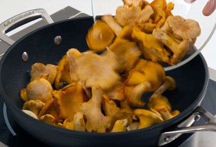 Фото шага рецепта Паста с лисичками 79868 шаг 1  