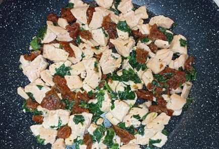 Фото шага рецепта Паста с лососем и вялеными томатами 188852 шаг 4  