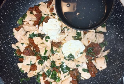 Фото шага рецепта Паста с лососем и вялеными томатами 188852 шаг 5  