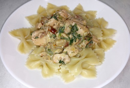 Фото шага рецепта Паста с лососем и вялеными томатами 188852 шаг 6  