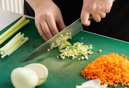 Фото шага рецепта Паста с рагу из грудки индейки по рецепту Джейми Оливера 151864 шаг 1  