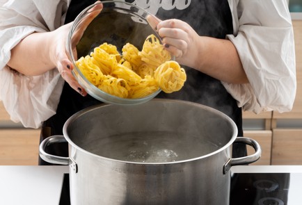 Фото шага рецепта Паста с рагу из грудки индейки по рецепту Джейми Оливера 151864 шаг 10  