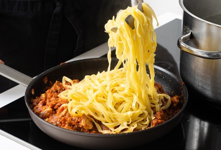 Фото шага рецепта Паста с рагу из грудки индейки по рецепту Джейми Оливера 151864 шаг 11  