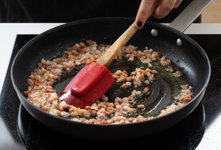 Фото шага рецепта Паста с рагу из грудки индейки по рецепту Джейми Оливера 151864 шаг 2  