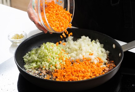 Фото шага рецепта Паста с рагу из грудки индейки по рецепту Джейми Оливера 151864 шаг 3  