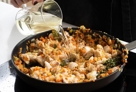 Фото шага рецепта Паста с рагу из грудки индейки по рецепту Джейми Оливера 151864 шаг 7  