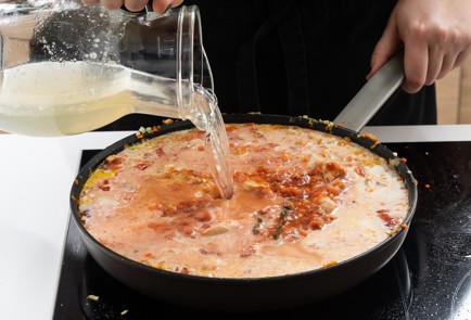 Фото шага рецепта Паста с рагу из грудки индейки по рецепту Джейми Оливера 151864 шаг 8  